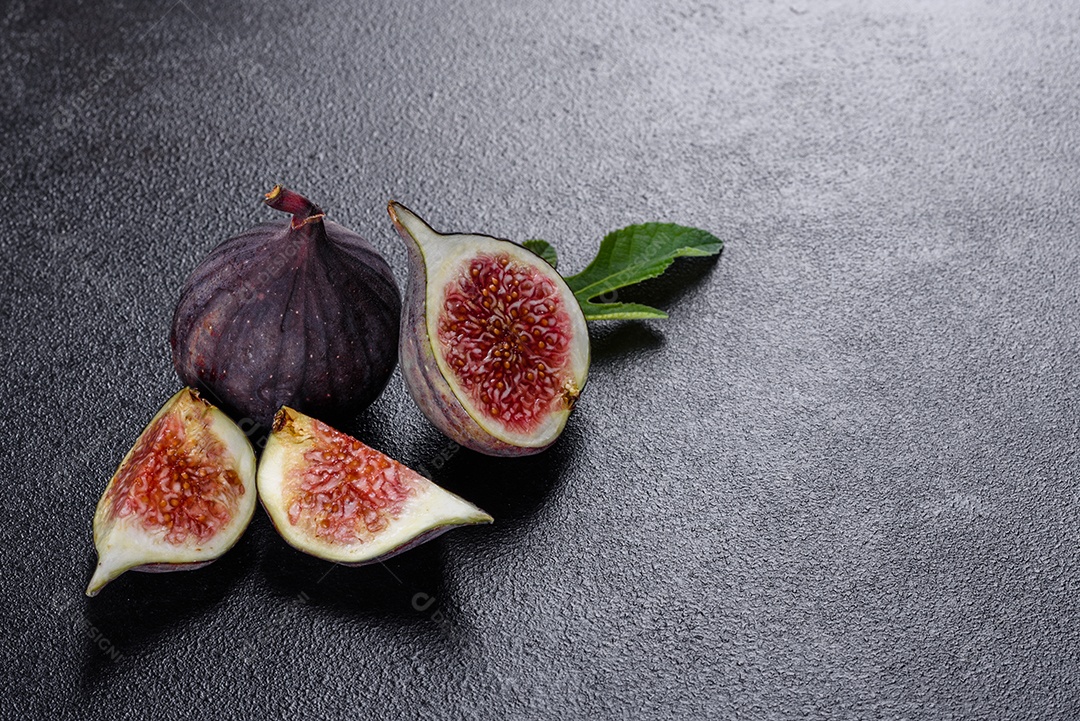 Figos maduros frescos na mesa escura.