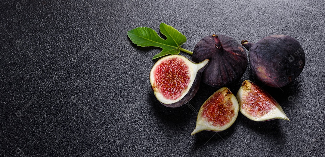 Figos maduros frescos na mesa escura.