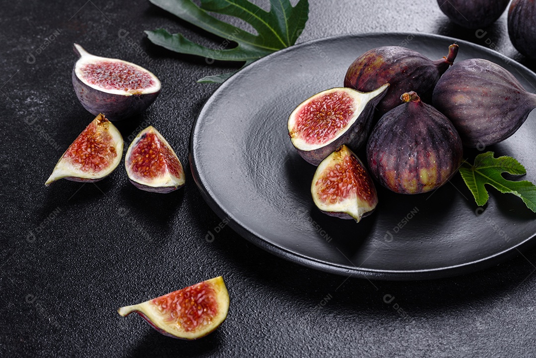 Figos maduros frescos na mesa escura.