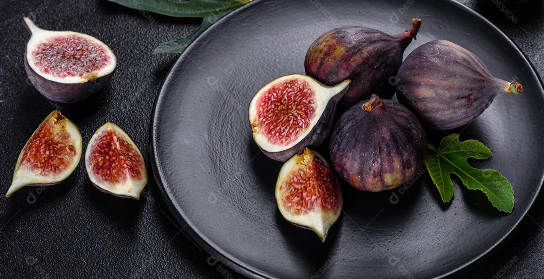 Figos maduros frescos na mesa escura.