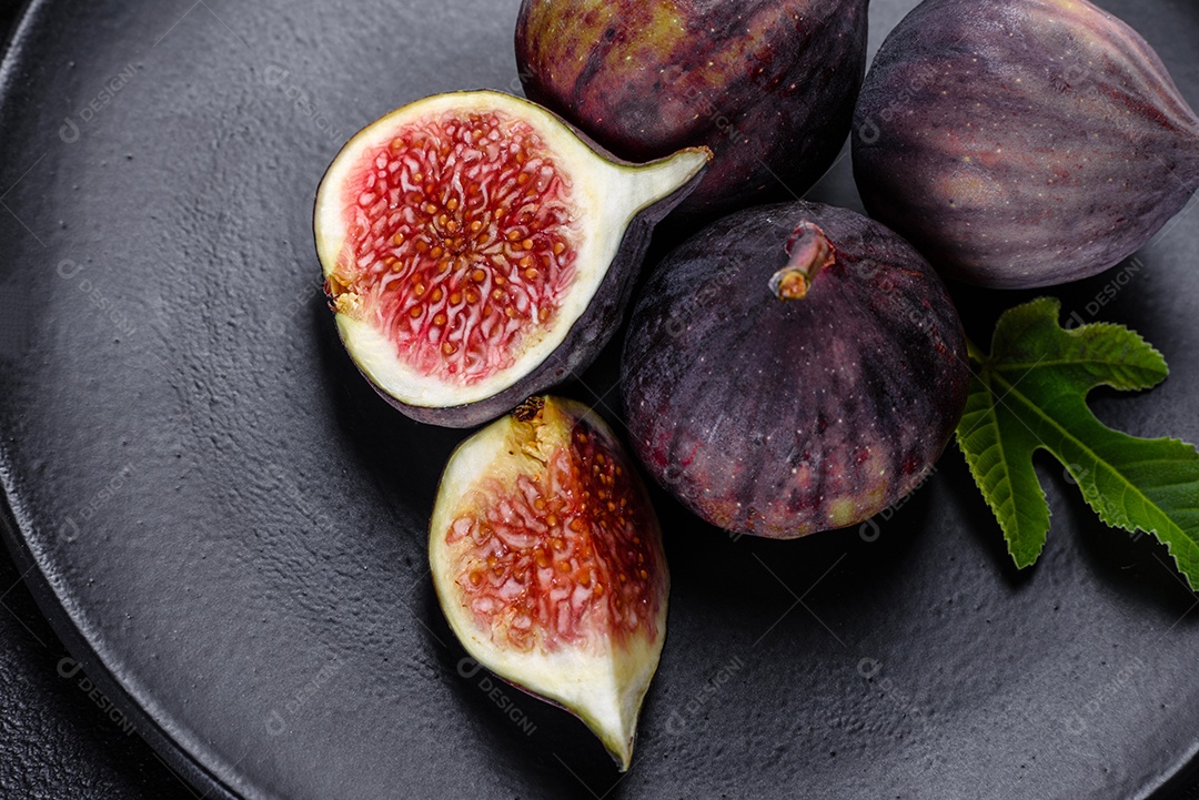 Figos maduros frescos na mesa escura.