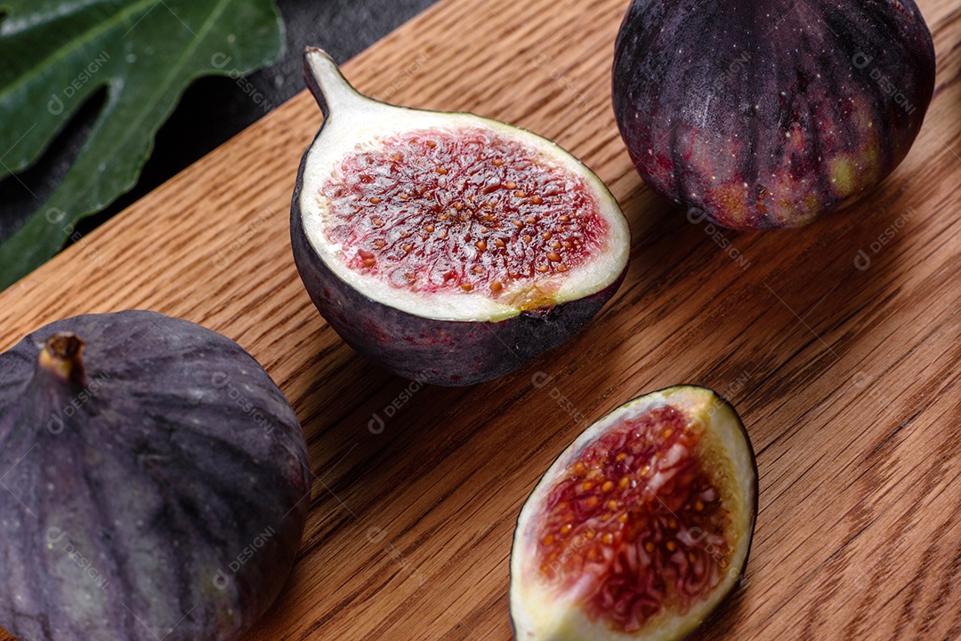 Figos maduros frescos na mesa escura.