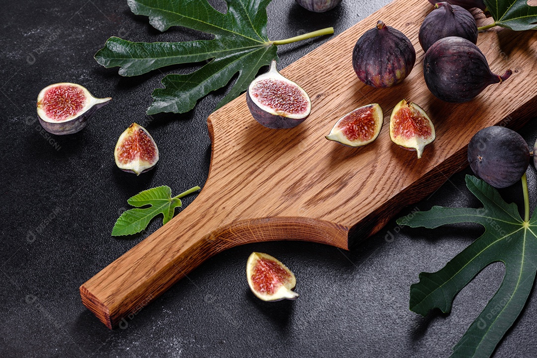 Figos maduros frescos na mesa escura.
