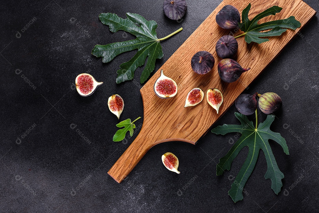 Figos maduros frescos na mesa escura.