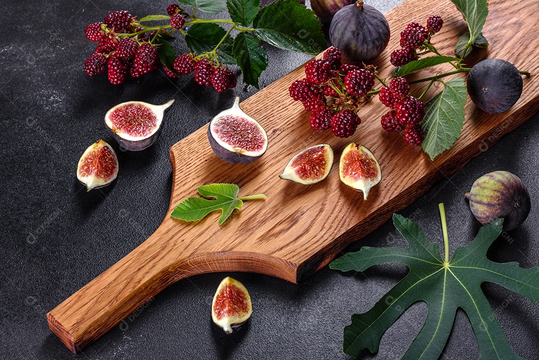 Figos maduros frescos na mesa escura.