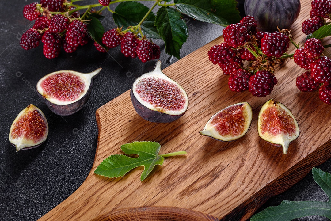 Figos maduros frescos na mesa escura.