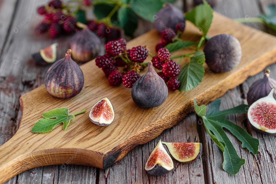 Figos maduros frescos na mesa escura. Fruta de figo mediterrânea saudável.