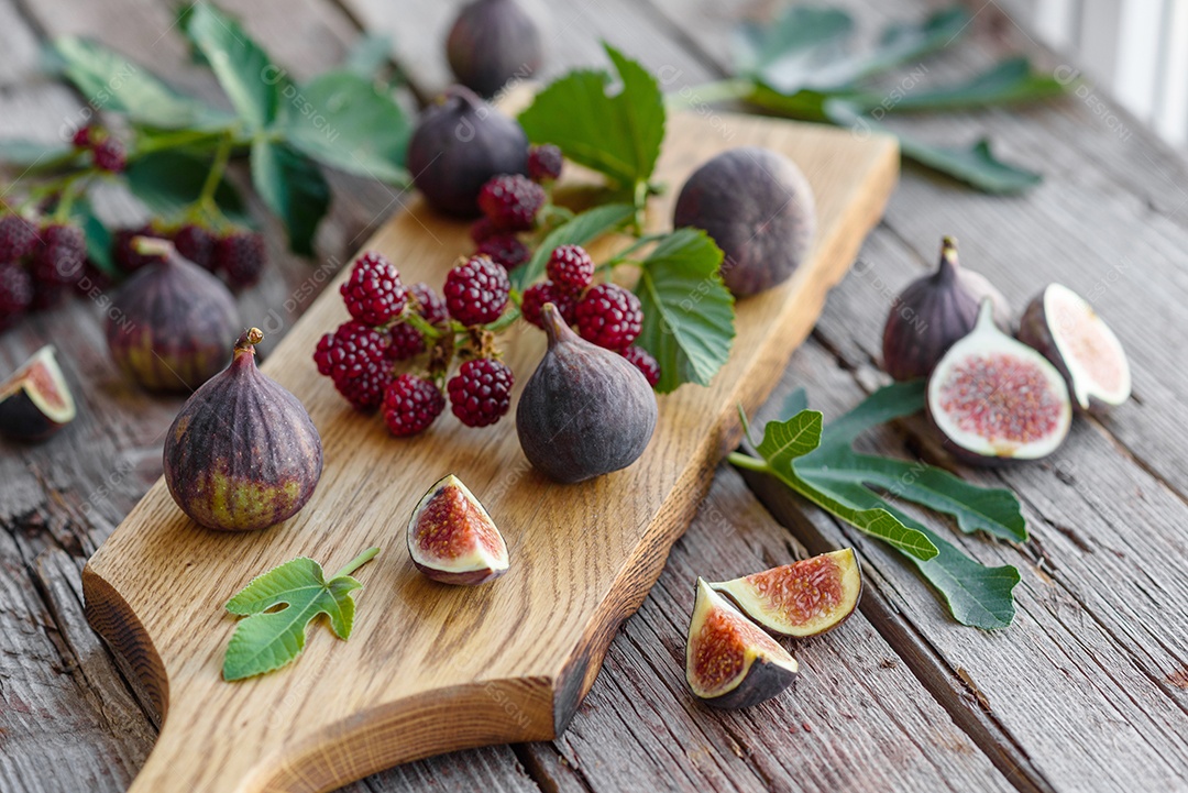 Figos maduros frescos na mesa escura. Fruta de figo mediterrânea saudável.