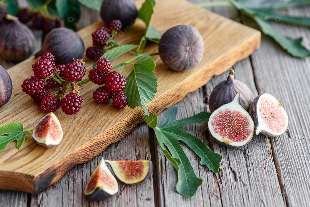 Figos maduros frescos na mesa escura. Fruta de figo mediterrânea saudável.