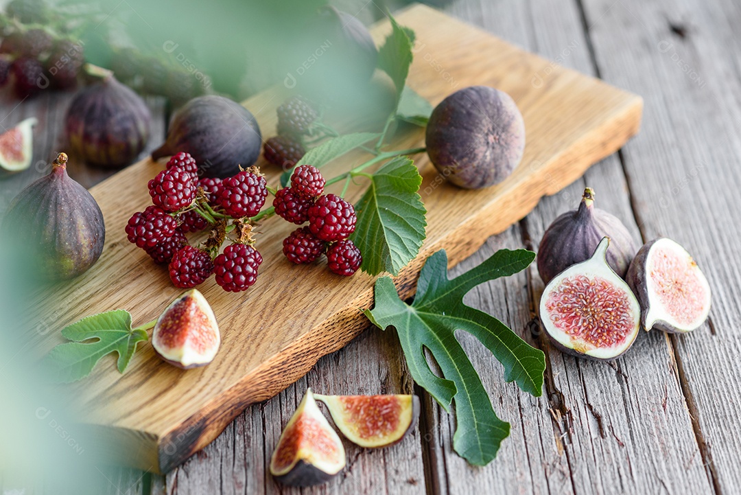 Figos maduros frescos na mesa escura. Fruta de figo mediterrânea saudável.