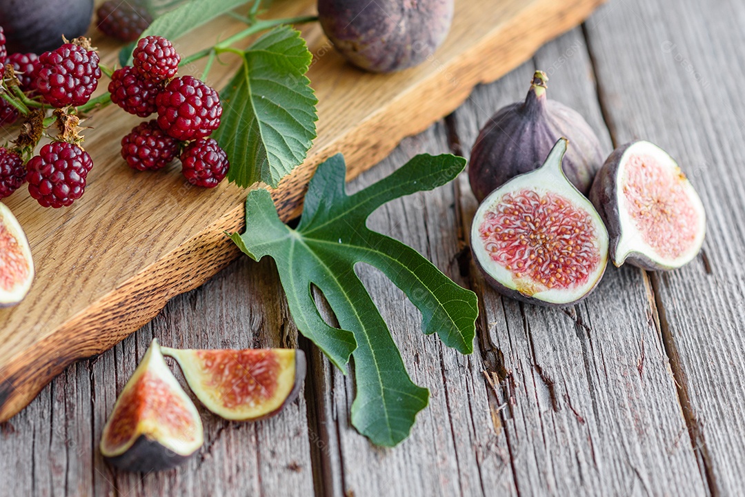 Figos maduros frescos na mesa escura. Fruta de figo mediterrânea saudável.