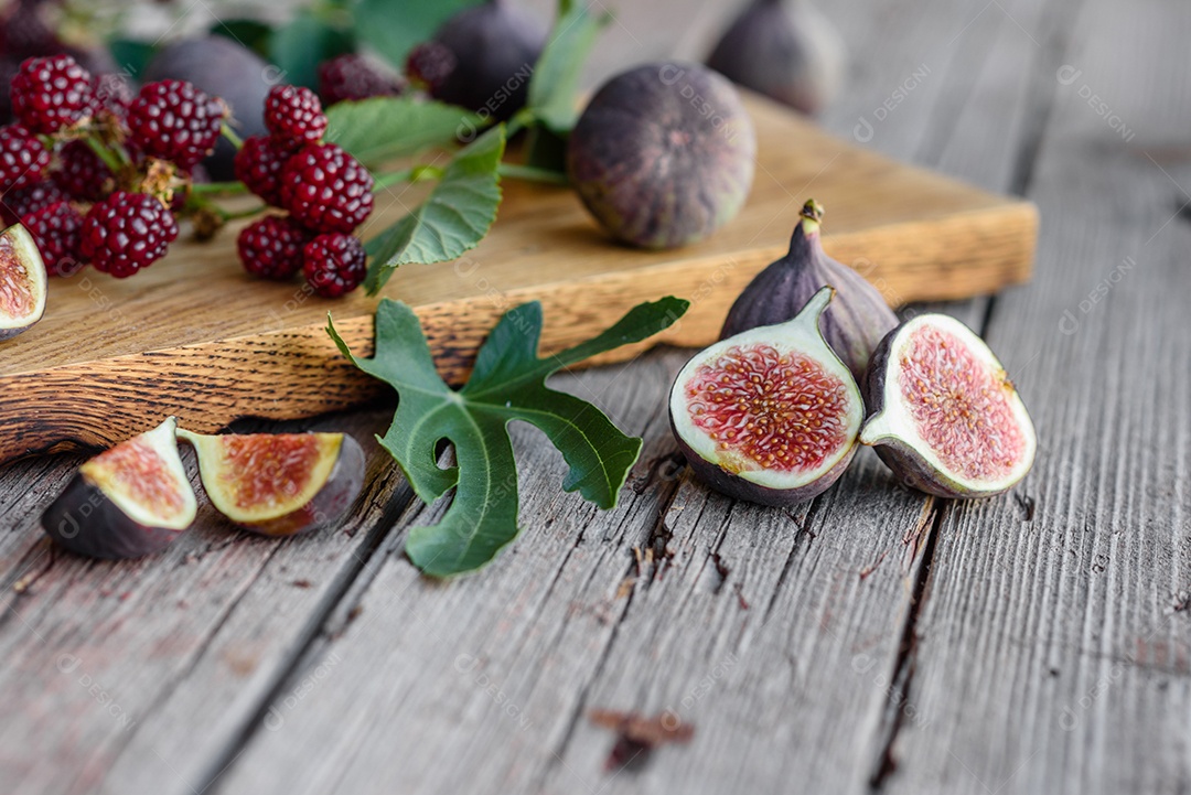 Figos maduros frescos na mesa escura. Fruta de figo mediterrânea saudável.