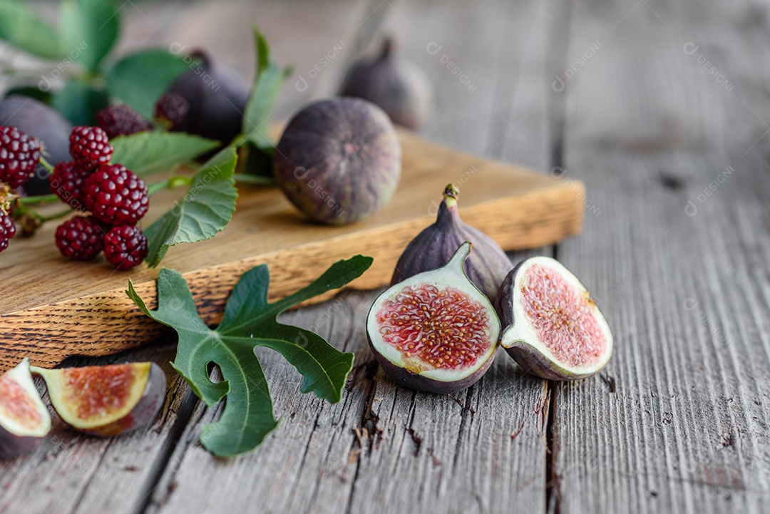 Figos maduros frescos na mesa escura. Fruta de figo mediterrânea saudável.