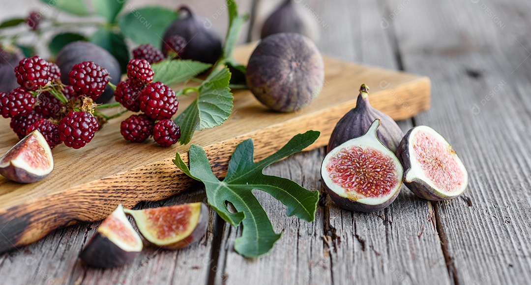 Figos maduros frescos na mesa escura. Fruta de figo mediterrânea saudável.