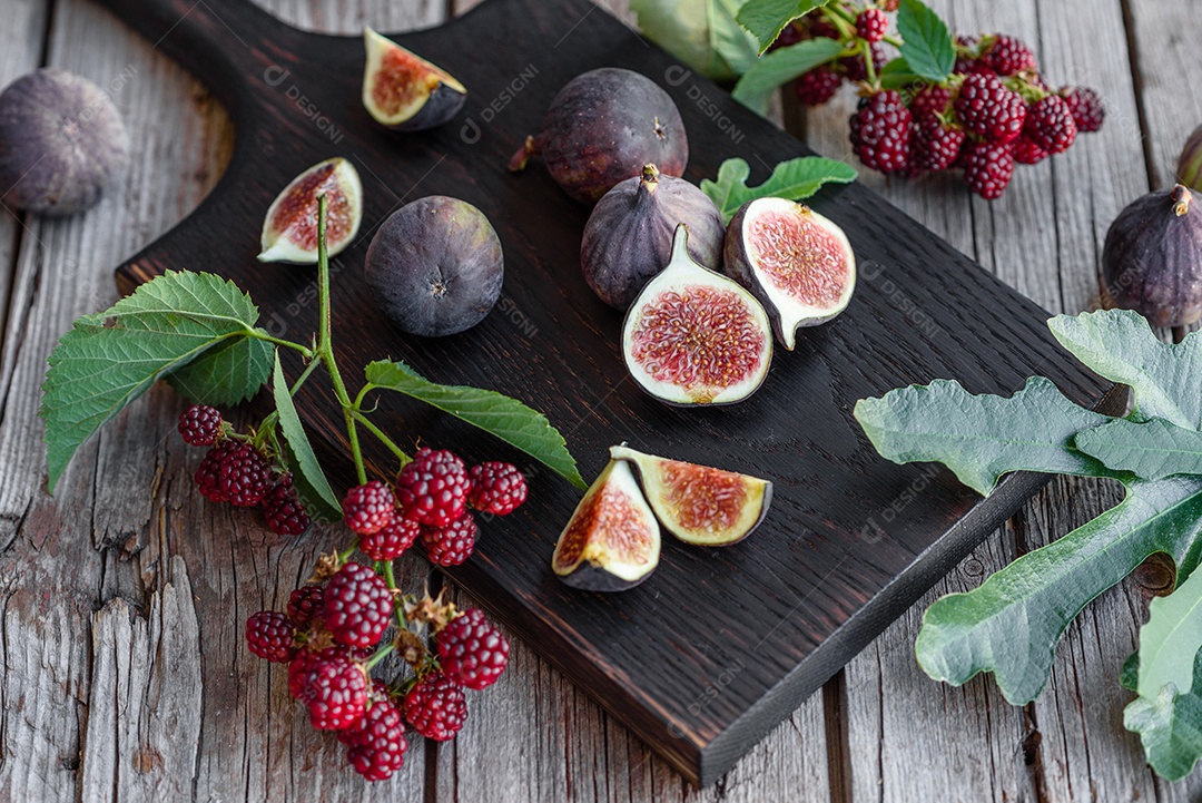 Figos maduros frescos na mesa escura. Fruta de figo mediterrânea saudável.