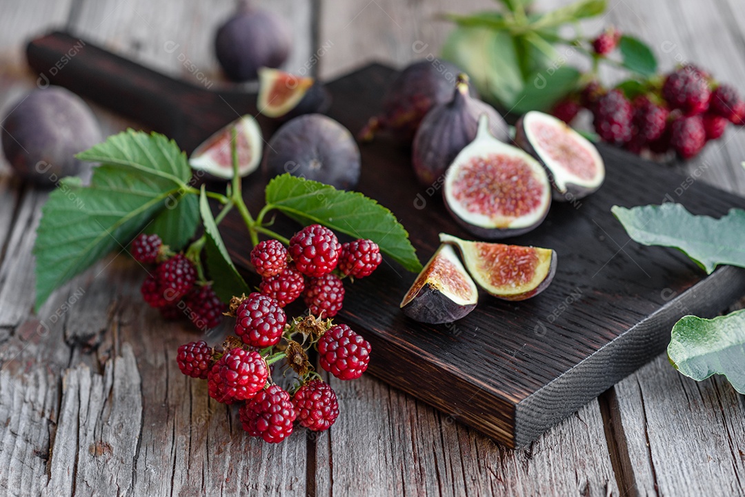 Figos maduros frescos na mesa escura. Fruta de figo mediterrânea saudável. Figos frescos em fundo preto