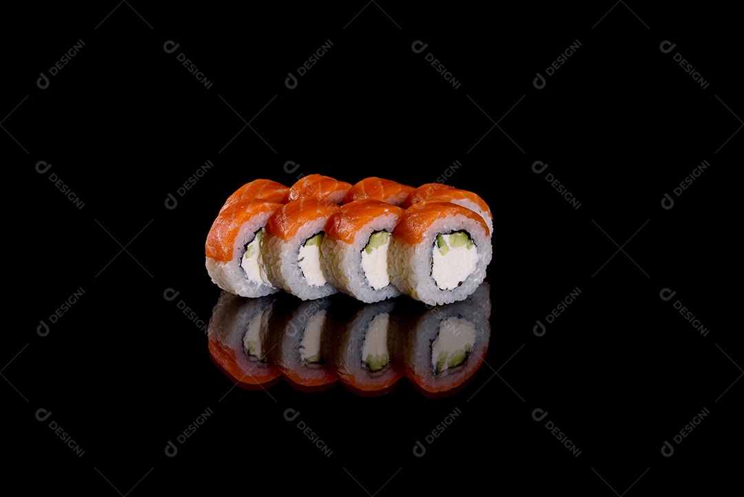 Rolos de sushi lindos e deliciosos frescos em um fundo isolado preto. Elementos da culinária japonesa