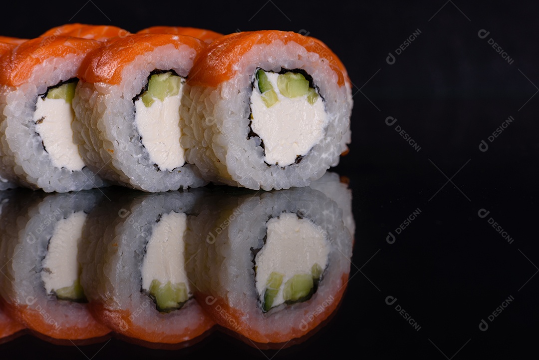 Rolos de sushi lindos e deliciosos frescos em um fundo escuro