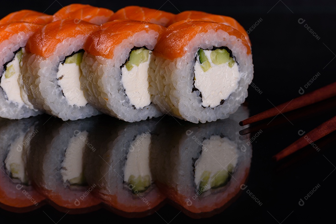 Rolos de sushi lindos e deliciosos frescos em um fundo escuro