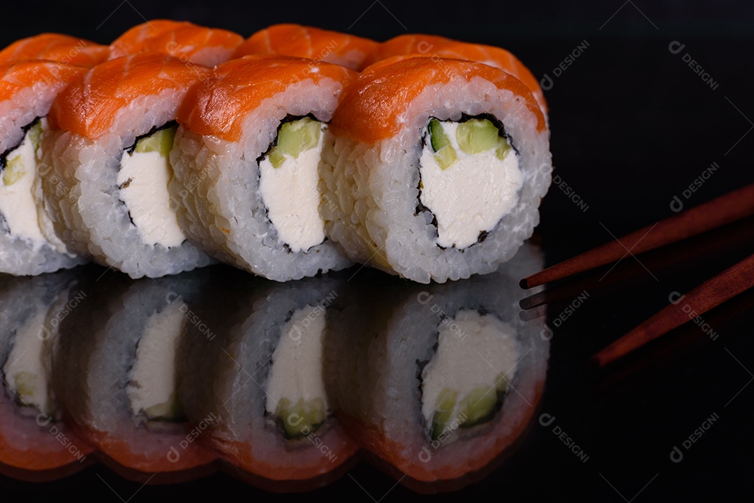 Rolos de sushi lindos e deliciosos frescos em um fundo escuro
