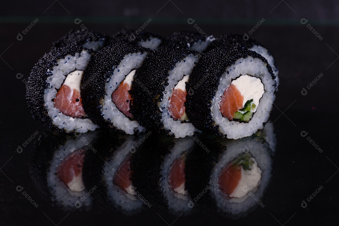 Rolos de sushi lindos e deliciosos frescos em um fundo escuro