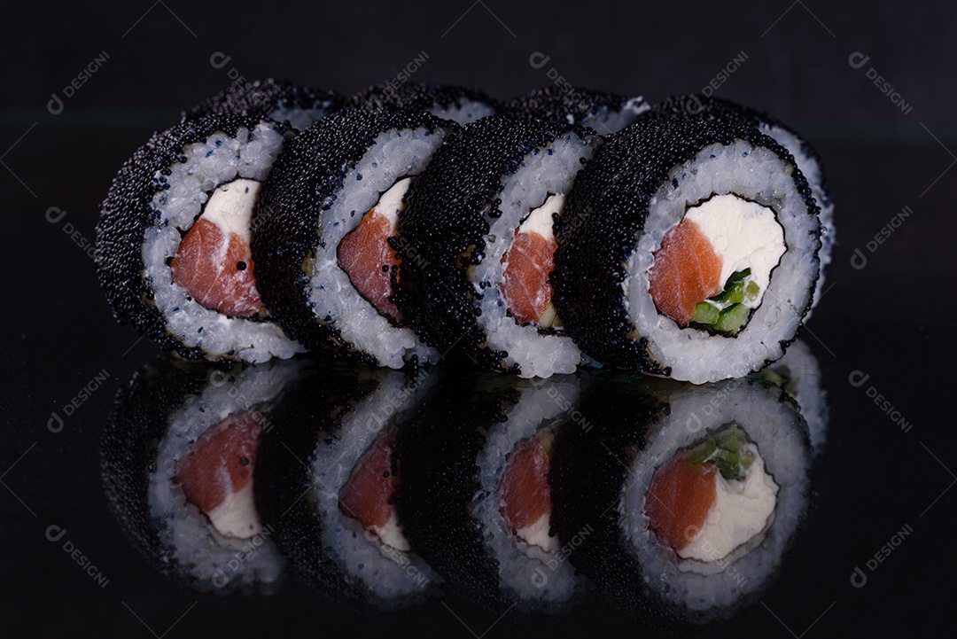 Rolos de sushi lindos e deliciosos frescos em um fundo escuro