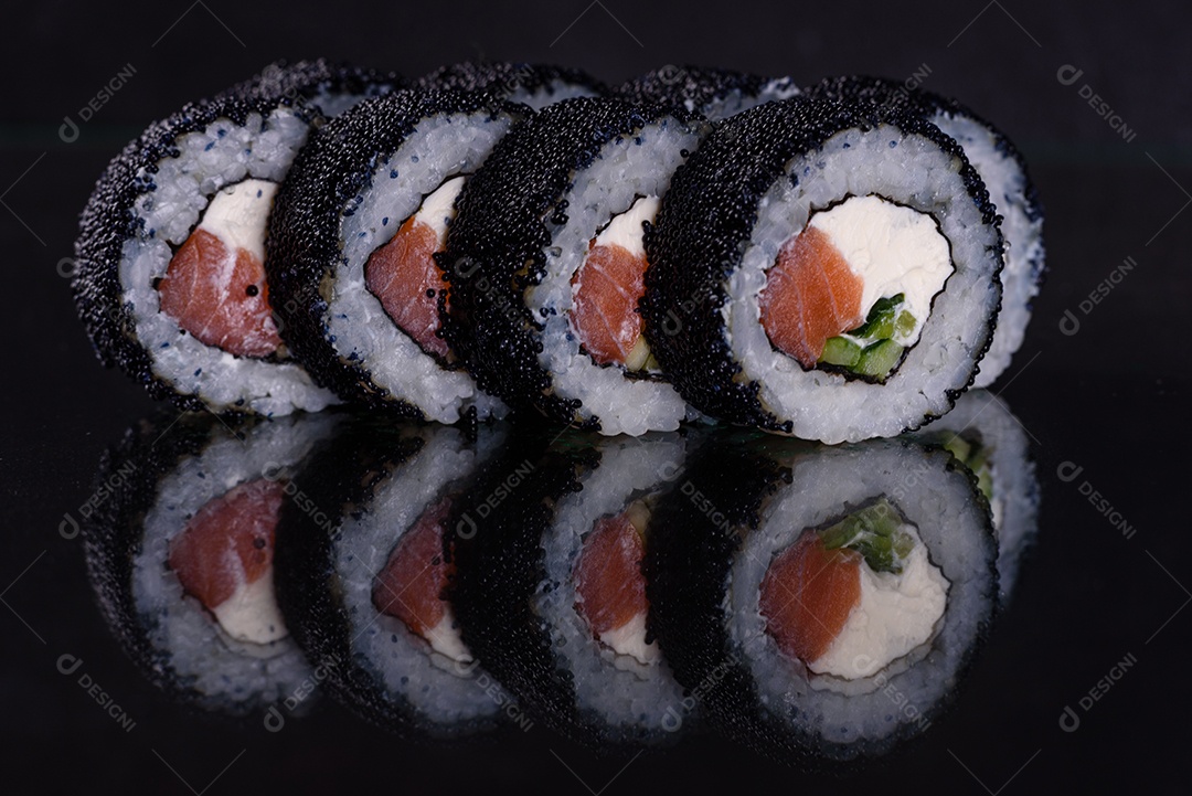 Rolos de sushi lindos e deliciosos frescos em um fundo escuro