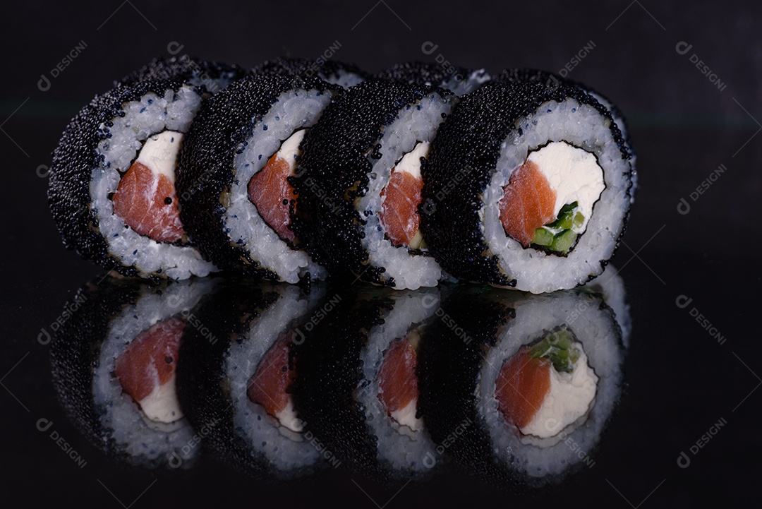 Rolos de sushi lindos e deliciosos frescos em um fundo escuro