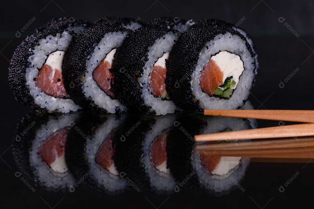Rolos de sushi lindos e deliciosos frescos em um fundo escuro