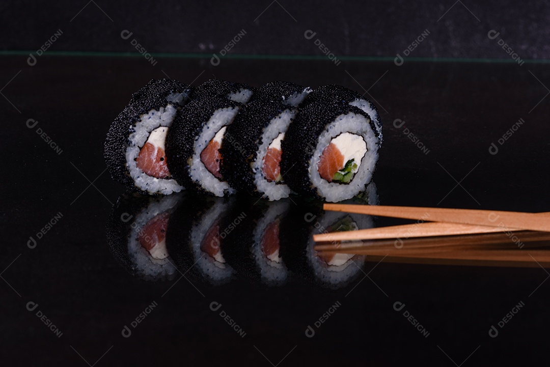 Rolos de sushi lindos e deliciosos frescos em um fundo escuro