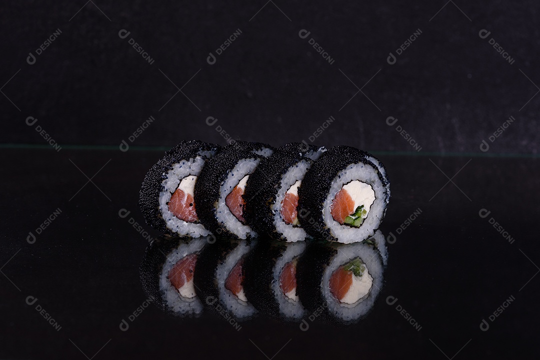 Rolos de sushi lindos e deliciosos frescos em um fundo escuro