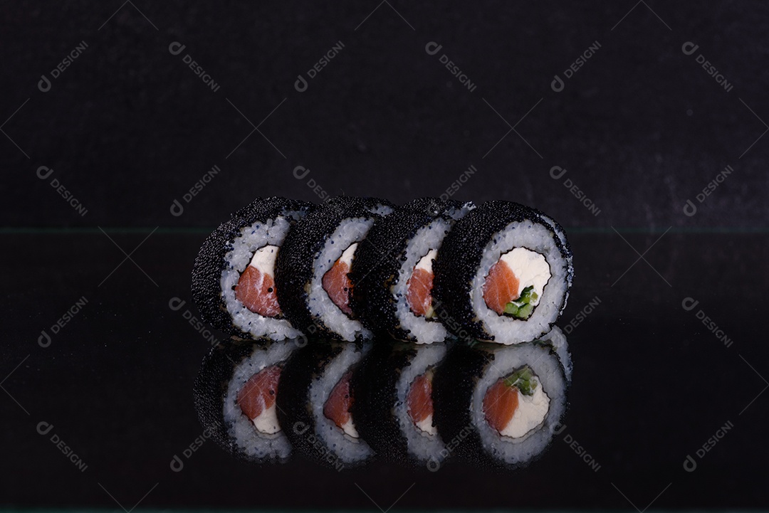 Rolos de sushi lindos e deliciosos frescos em um fundo escuro