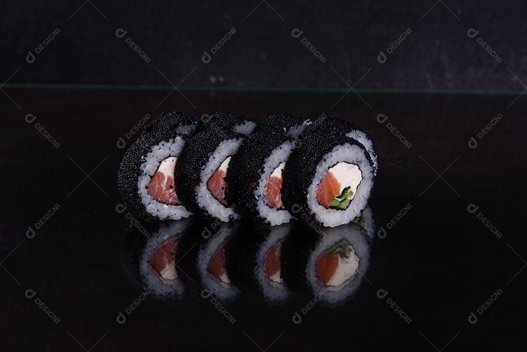 Rolos de sushi lindos e deliciosos frescos em um fundo escuro