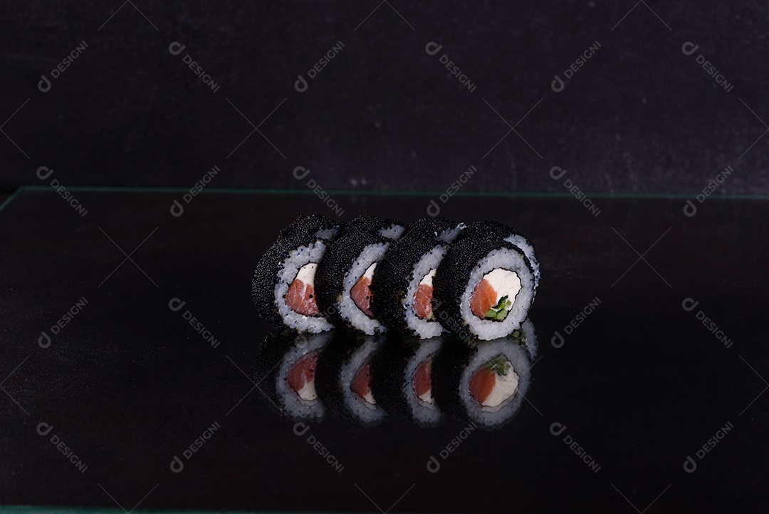 Rolos de sushi lindos e deliciosos frescos em um fundo escuro