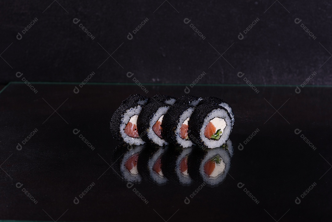 Rolos de sushi lindos e deliciosos frescos em um fundo escuro