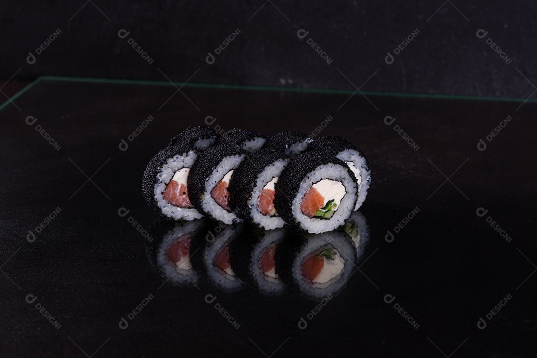 Rolos de sushi lindos e deliciosos frescos em um fundo escuro
