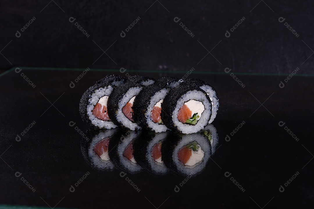 Rolos de sushi lindos e deliciosos frescos em um fundo escuro