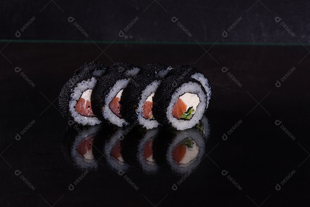 Rolos de sushi lindos e deliciosos frescos em um fundo escuro