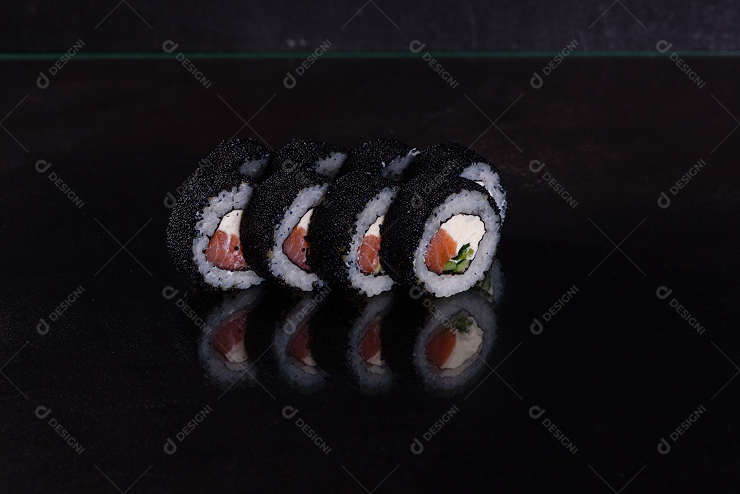 Rolos de sushi lindos e deliciosos frescos em um fundo escuro