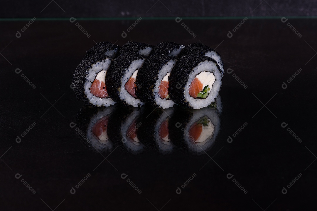Rolos de sushi lindos e deliciosos frescos em um fundo escuro