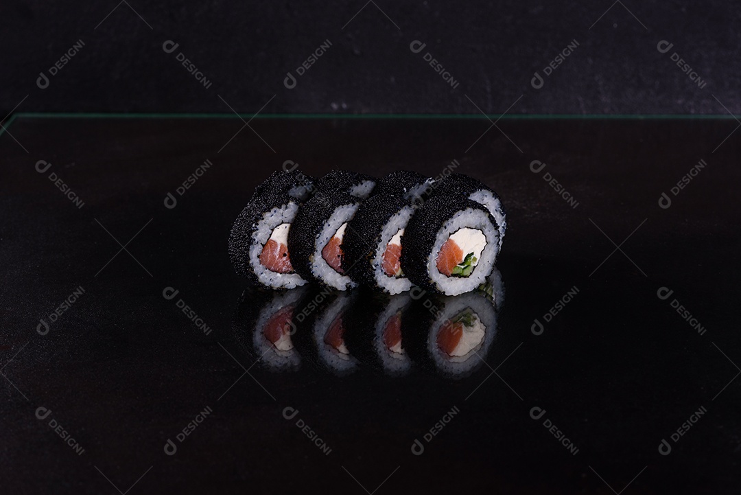 Rolos de sushi lindos e deliciosos frescos em um fundo escuro