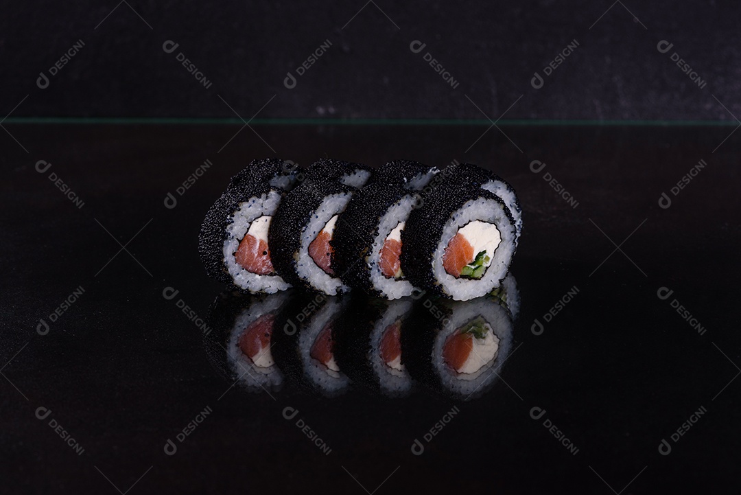 Rolos de sushi lindos e deliciosos frescos em um fundo escuro