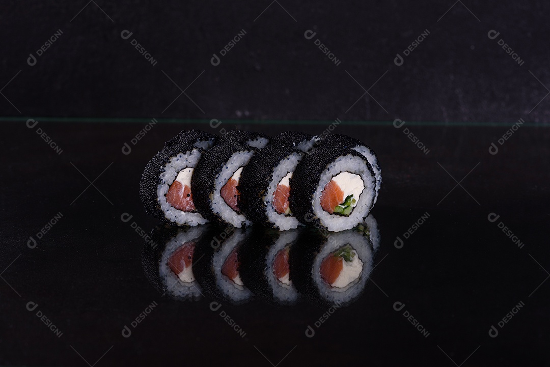 Rolos de sushi lindos e deliciosos frescos em um fundo escuro