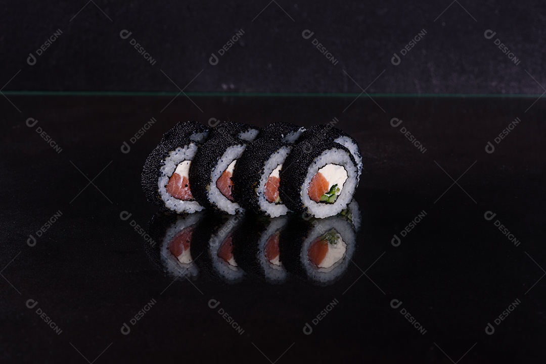 Rolos de sushi lindos e deliciosos frescos em um fundo escuro
