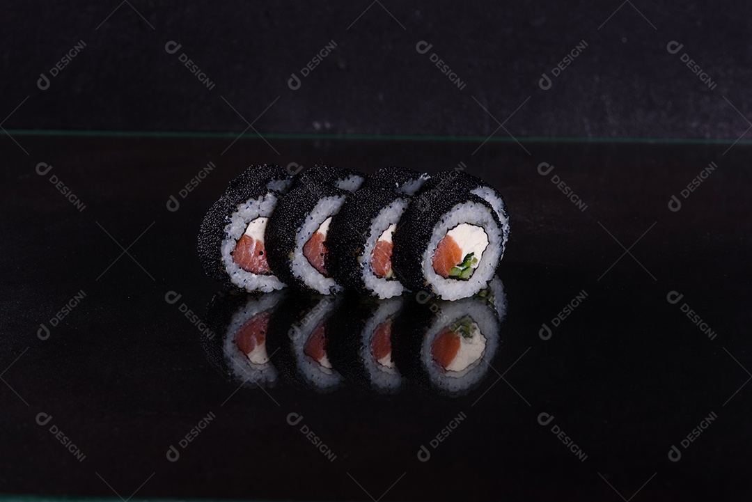 Rolos de sushi lindos e deliciosos frescos em um fundo escuro