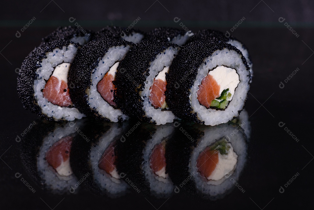 Rolos de sushi lindos e deliciosos frescos em um fundo escuro