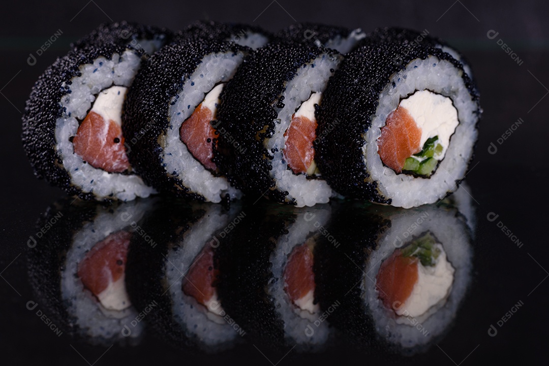 Rolos de sushi lindos e deliciosos frescos em um fundo escuro