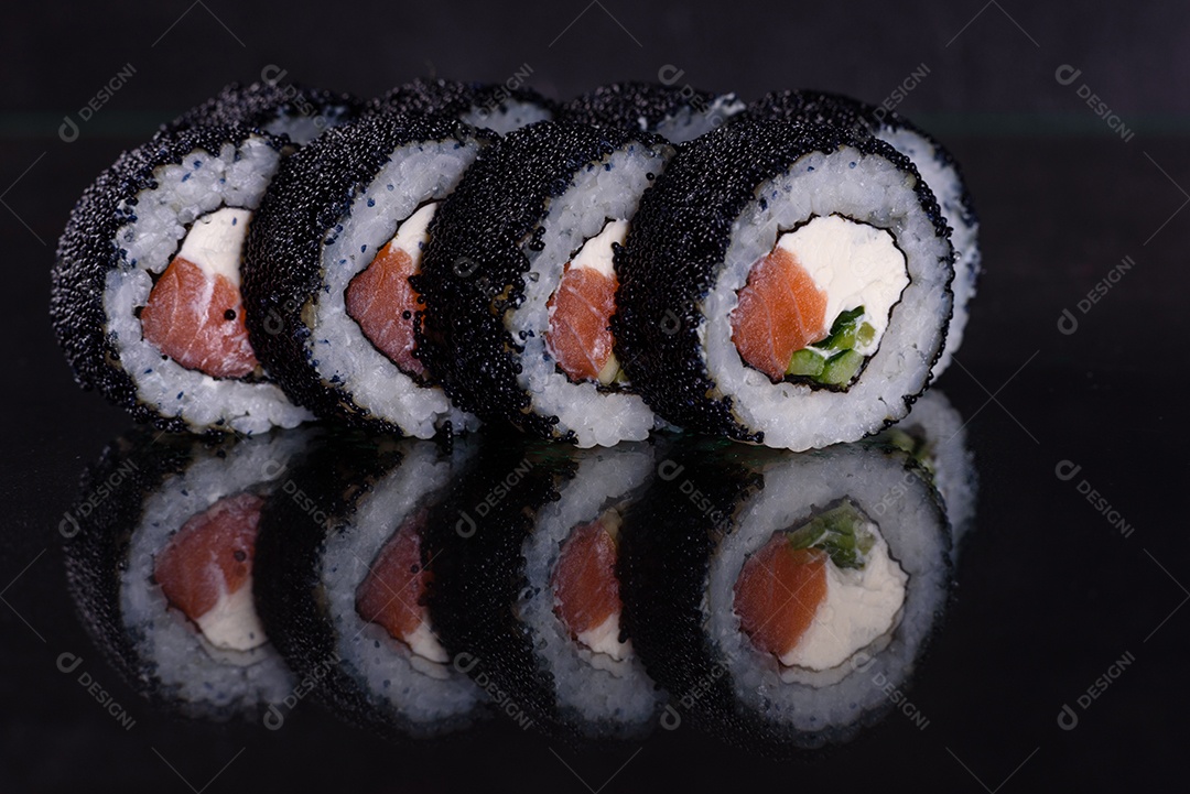 Rolos de sushi lindos e deliciosos frescos em um fundo escuro