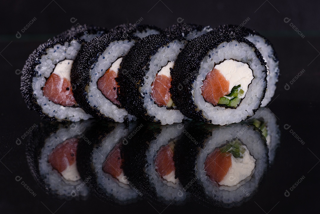 Rolos de sushi lindos e deliciosos frescos em um fundo escuro