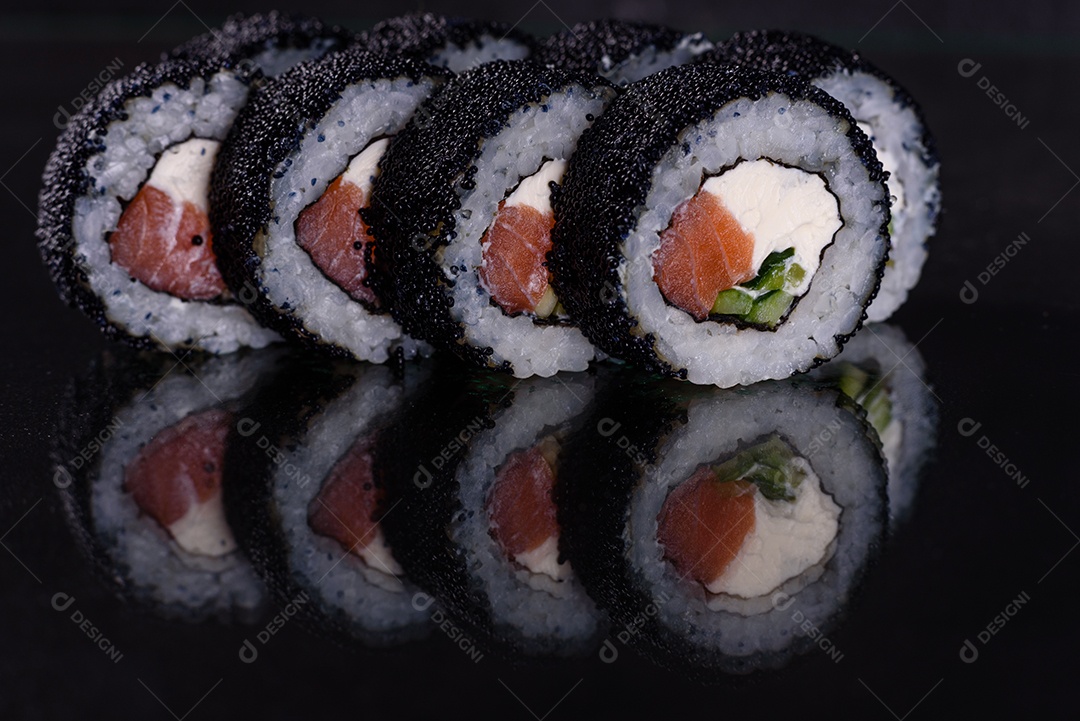 Rolos de sushi lindos e deliciosos frescos em um fundo escuro